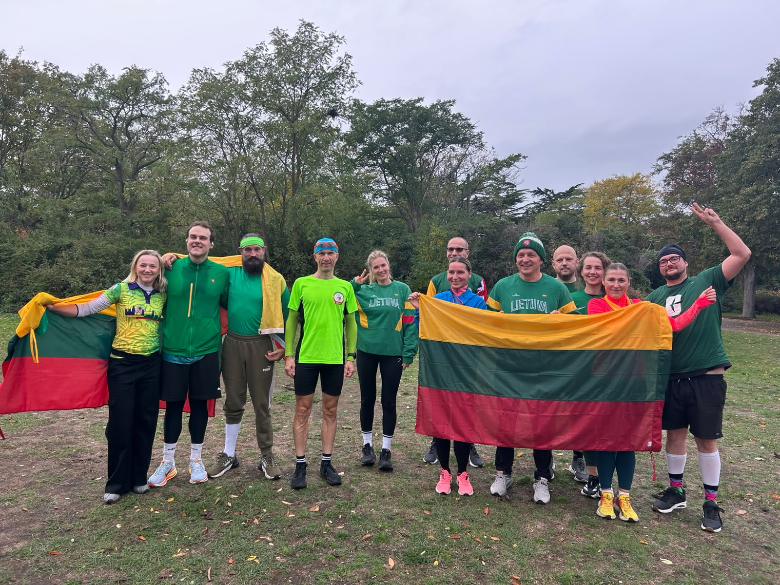 5 km bėgimo dalyviai Barking parke su Lietuvos vėliavomis