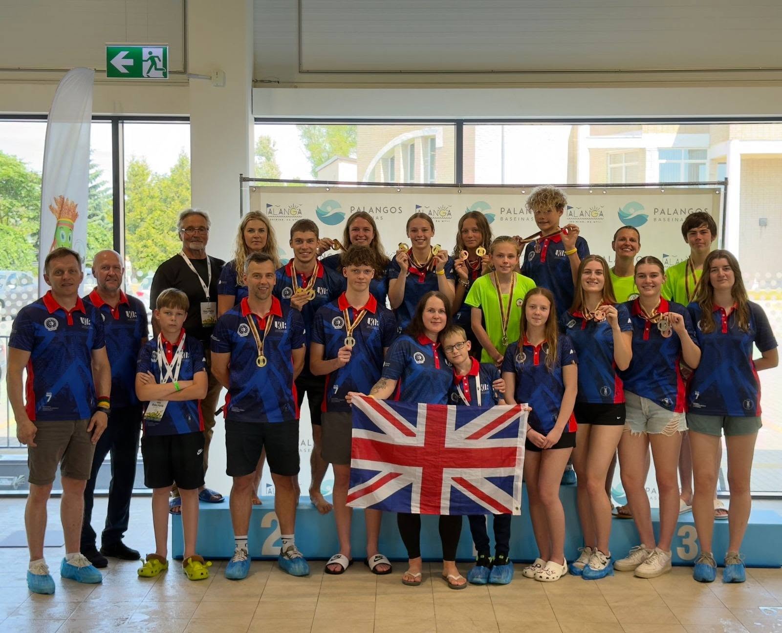 Britanijos lietuvių plaukimo komanda su medaliais