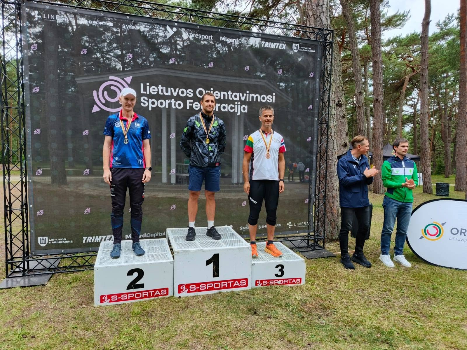 Britanijos lietuvių sportininkas orientavimosi varžybų apdovanojime