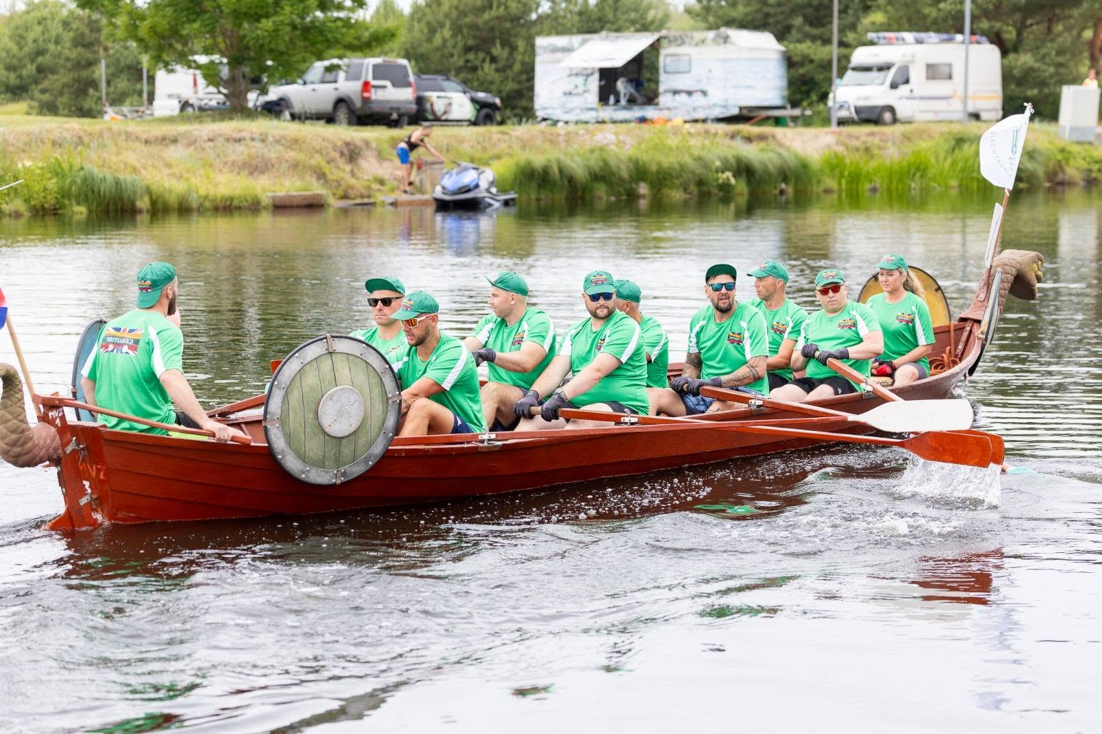 Britanijos lietuvių komanda vikingų laivų rungtyje